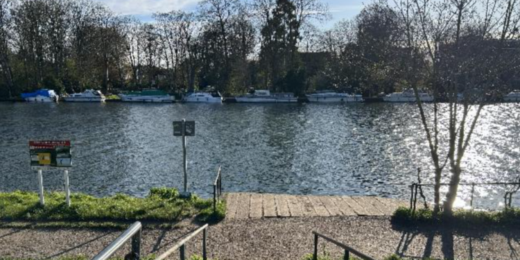 Vermijd London’s Thames zwemplek vanwege giftige algen.