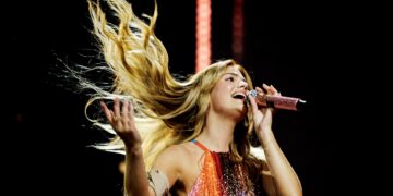 Eva Jinek vraagt Roxy Dekker naar verzoek aan Van Gaal om het woord piemel te zeggen