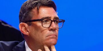 Burnham ontmoet leidinggevenden om groeiplannen te bespreken