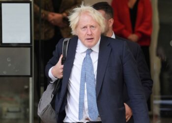 Boris Johnson in Oekraïne: trein geraakt door Russische drone.