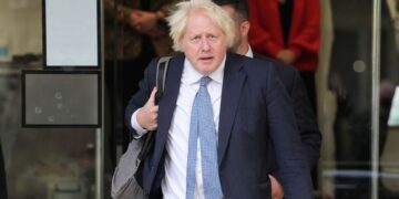 Boris Johnson in Oekraïne: trein geraakt door Russische drone.