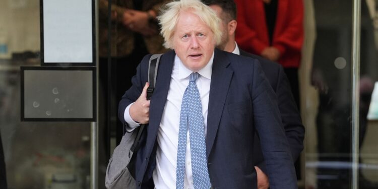 Boris Johnson in Oekraïne: trein geraakt door Russische drone.