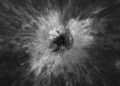 Reusachtige asteroïde raakt maan in uniek moment