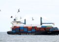 Containerschip uit China bereikt VK na historische reis via de Noordpool.