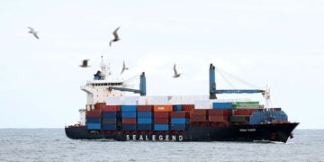 Containerschip uit China bereikt VK na historische reis via de Noordpool.