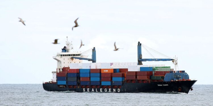 Containerschip uit China bereikt VK na historische reis via de Noordpool.