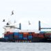 Containerschip uit China bereikt VK na historische reis via de Noordpool.