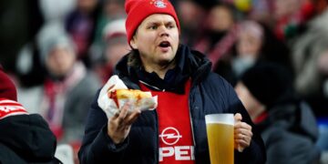 Mogelijk einde aan verbod op alcohol in voetbalstadions, zegt premier
