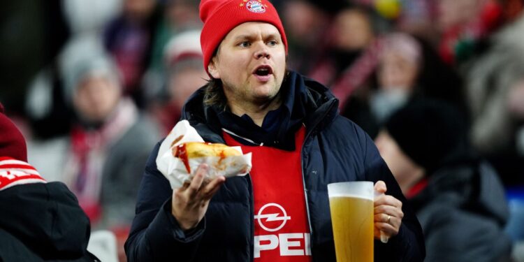 Mogelijk einde aan verbod op alcohol in voetbalstadions, zegt premier