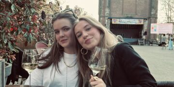 Lotte (18) overlijdt na auto-ongeluk bij rood licht.