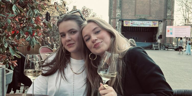 Lotte (18) overlijdt na auto-ongeluk bij rood licht.