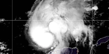 Hurricane Isaias breekt 120-jarig record en nadert vasteland VS.