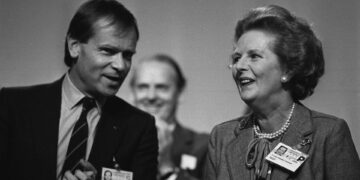 De schandalige levensloop van Lord Archer: een flamboyante extrovert.