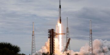 Eerste zwarte vrouwelijke commandant leidt SpaceX-vlucht en zet snelheidsrecord in de VS.